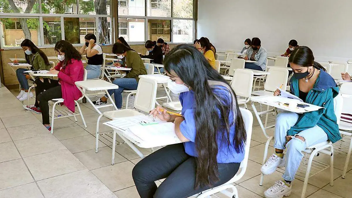 estudiantes con cubrebocas aplicando examen